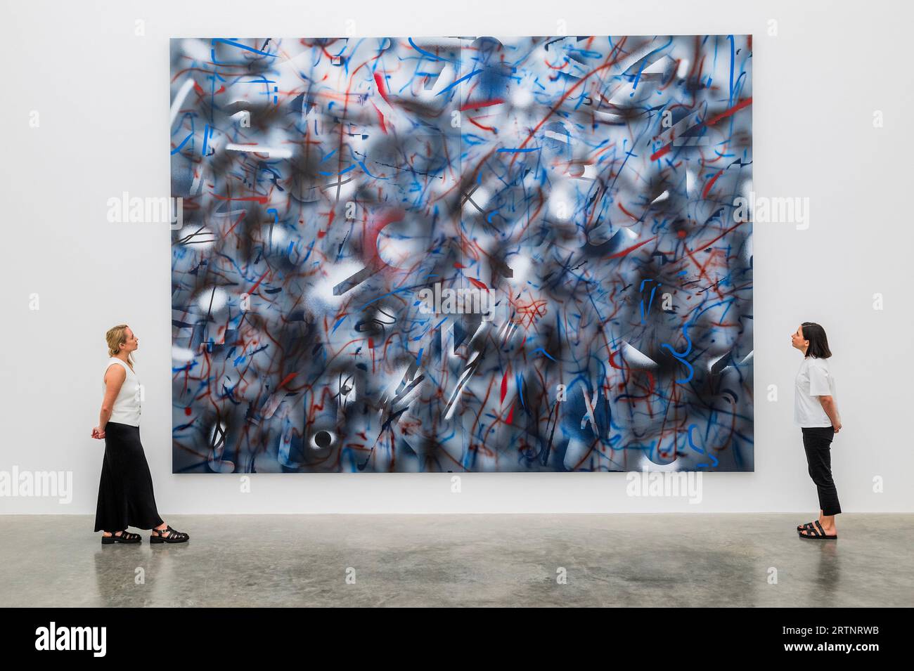 London, Großbritannien. September 2023. Sie verließen ihr eigenes Land auf andere Weise, 2023, in der 9 x 9 x 9 Galerie - Julie Mehretu "Sie verließen ihr eigenes Land auf andere Weise (eine 9 x 9 x 9 Hauntologie)" in White Cube Bermondsey. Anhand von Bildern aus aktuellen Medienquellen, insbesondere aus der Berichterstattung über den anhaltenden Krieg in der Ukraine und den Aufstand des Kapitols der USA, übersetzt die Künstlerin das Material, um zu ihrer eigenen unverwechselbaren Form der Abstraktion zu gelangen. Guy Bell/Alamy Live News Stockfoto