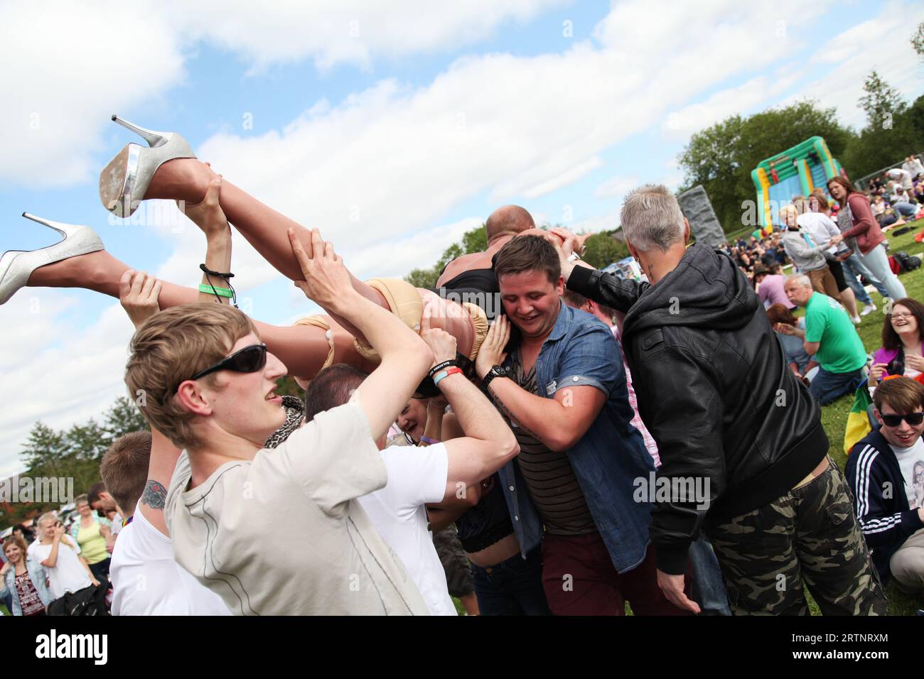 Oxford Pride Protest Event Juni 2013 - man Crowd Diving Stockfoto