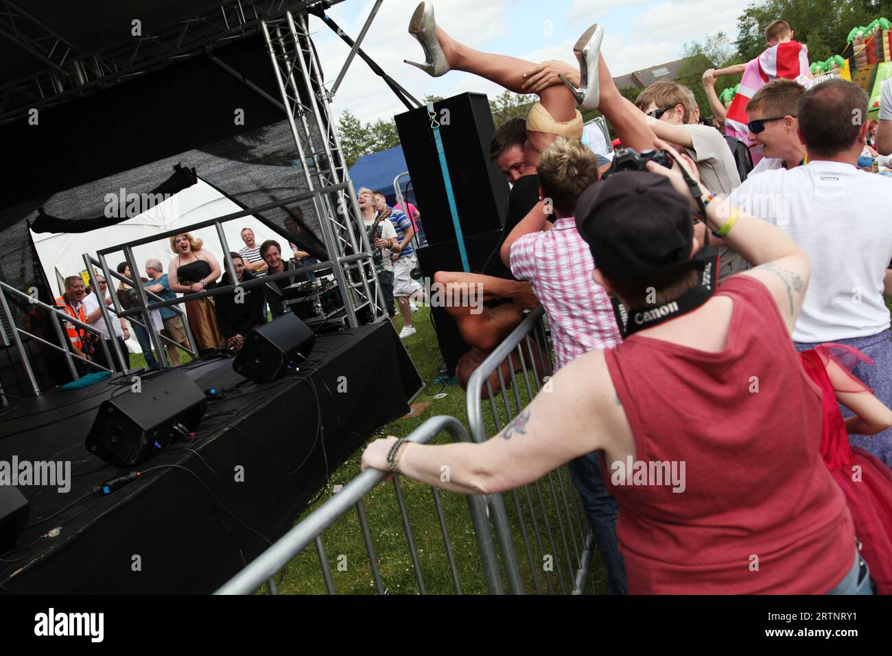 Oxford Pride Protest Event Juni 2013 - Darsteller wird über Tore gekippt Stockfoto Oxford Pride Protest Event Juni 2013 - Darsteller wird über Tore gekippt Stockfoto