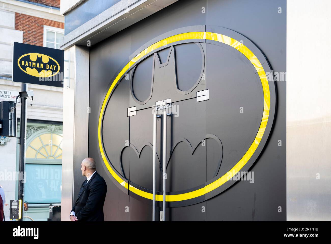 London, Großbritannien. 14. September 2023. Außenbeschilderung bei der Vorschau von Batman Unmasked bei 180 Piccadilly. Anlässlich des globalen Batman Day wird die legendäre Geschichte des Caped Crusaders durch seltene Comics gefeiert, von Batmans Anfängen bis zu seinem Auftritt in TV, Filmen, Videospielen und mehr. Die Show ist vom 15. Bis 17. September für die Öffentlichkeit zugänglich. Quelle: Stephen Chung / Alamy Live News Stockfoto