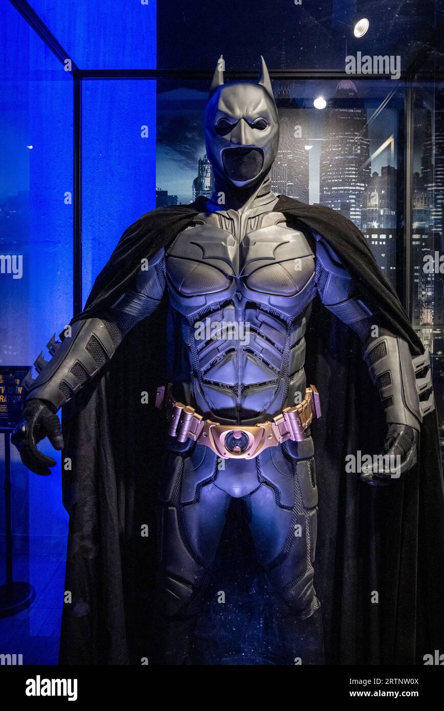 London, Großbritannien. 14. September 2023. Originalfilm Batman Batsuit, getragen von Christian Bale, bei der Vorschau von Batman Unmasked bei 180 Piccadilly. Anlässlich des globalen Batman Day wird die legendäre Geschichte des Caped Crusaders durch seltene Comics gefeiert, von Batmans Anfängen bis zu seinem Auftritt in TV, Filmen, Videospielen und mehr. Die Show ist vom 15. Bis 17. September für die Öffentlichkeit zugänglich. Quelle: Stephen Chung / Alamy Live News Stockfoto