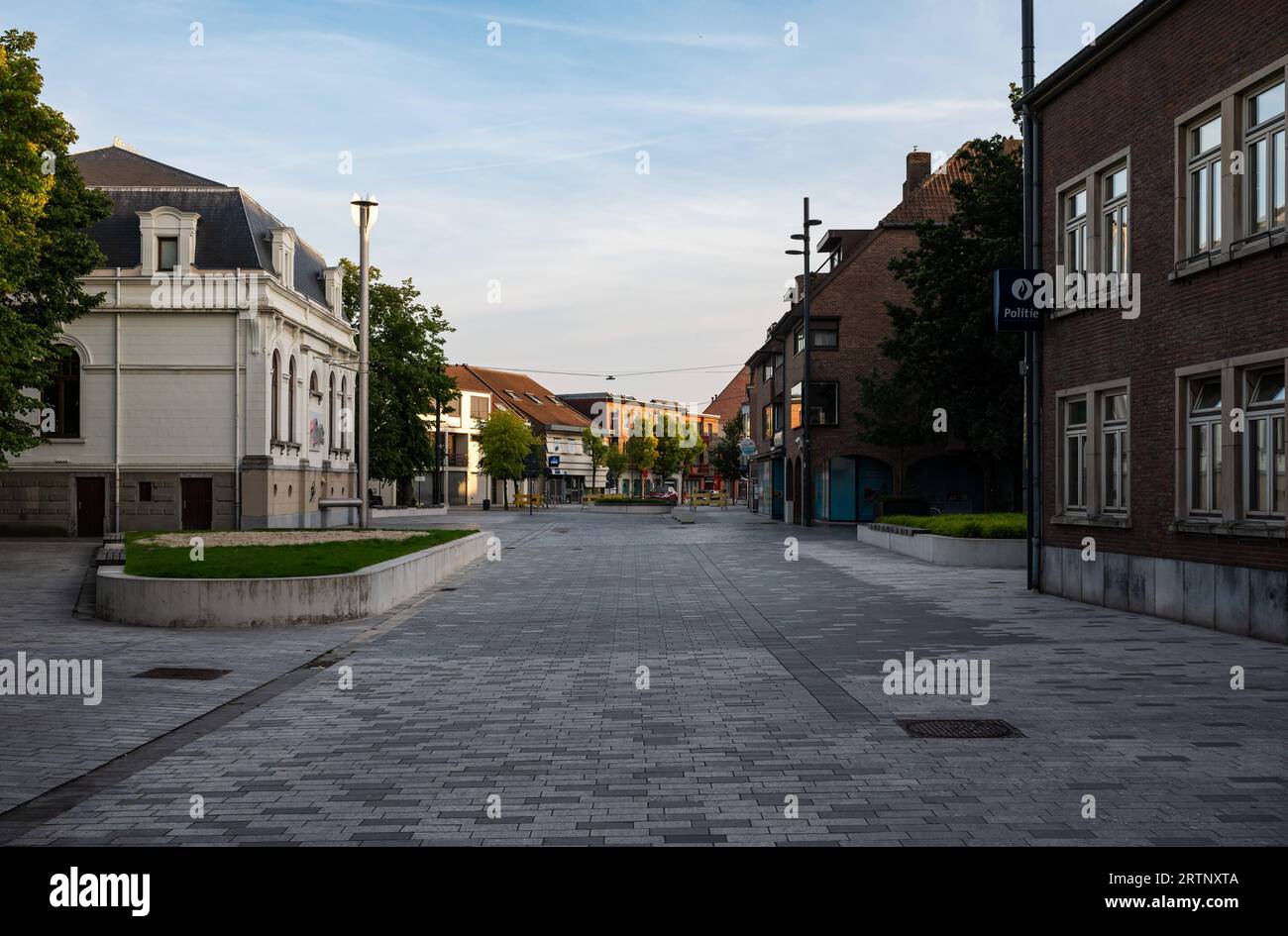 Lommel, Limburg, Belgien, 6. September 2023 - Rathaus und Polizeipräsidium in der Fußgängerzone des Stadtzentrums Stockfoto