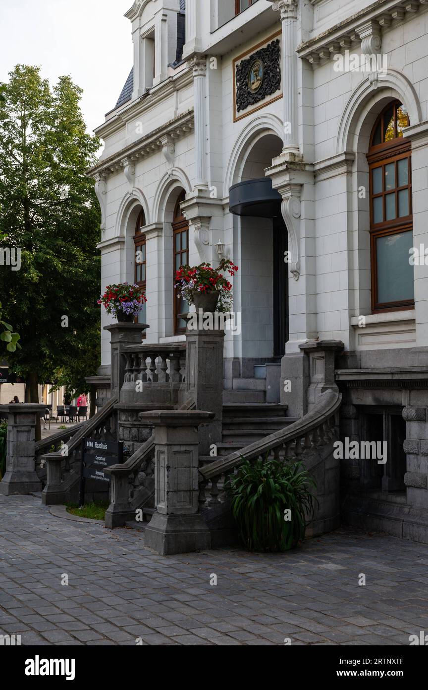 Lommel, Limburg, Belgien, 6. September 2023 - Fassade des Rathauses im Stadtzentrum Stockfoto