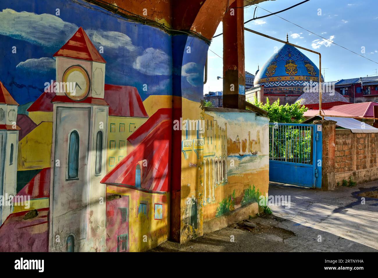 Wandgemälde einer Küstenstadt und der Blauen Moschee von Jerewan in einer versteckten Gasse nahe der Mesrop Mashtots Ave., Jerewan, Armenien. Angegebene Adresse Stockfoto