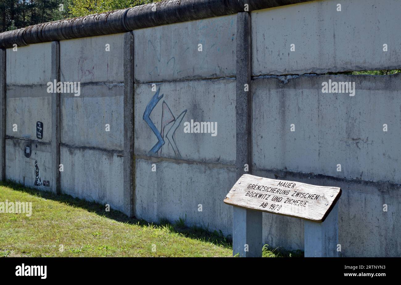 05.09.2023 ehemalige Grenze/Mauer Deutschland/Sachsen Anhalt/Altmark/Stadt Klötze/Ortsteile Jahrstedt & Böckwitz/ehemalige innerdeutsche Grenze/Grenzdenkmal/Grenzmuseum/Grenzanlage/ Grenzsicherungsanlage/ehemalige Mauer zwischen DDR BRD/zwischen den Orten Böckwitz im Osten und Zicherie im Westen seit 1979 *** 05 09 2023 ehemalige Grenzmauer Deutschland Sachsen Anhalt Altmark Stadt Klötze Bezirke Jahrstedt Böckwitz ehemalige innerdeutsche Grenzdenkmalgrenze museumsgrenzbefestigung ehemalige Mauer zwischen den Orten Böckwitz im Osten und Zicherie im Westen seit wann Stockfoto