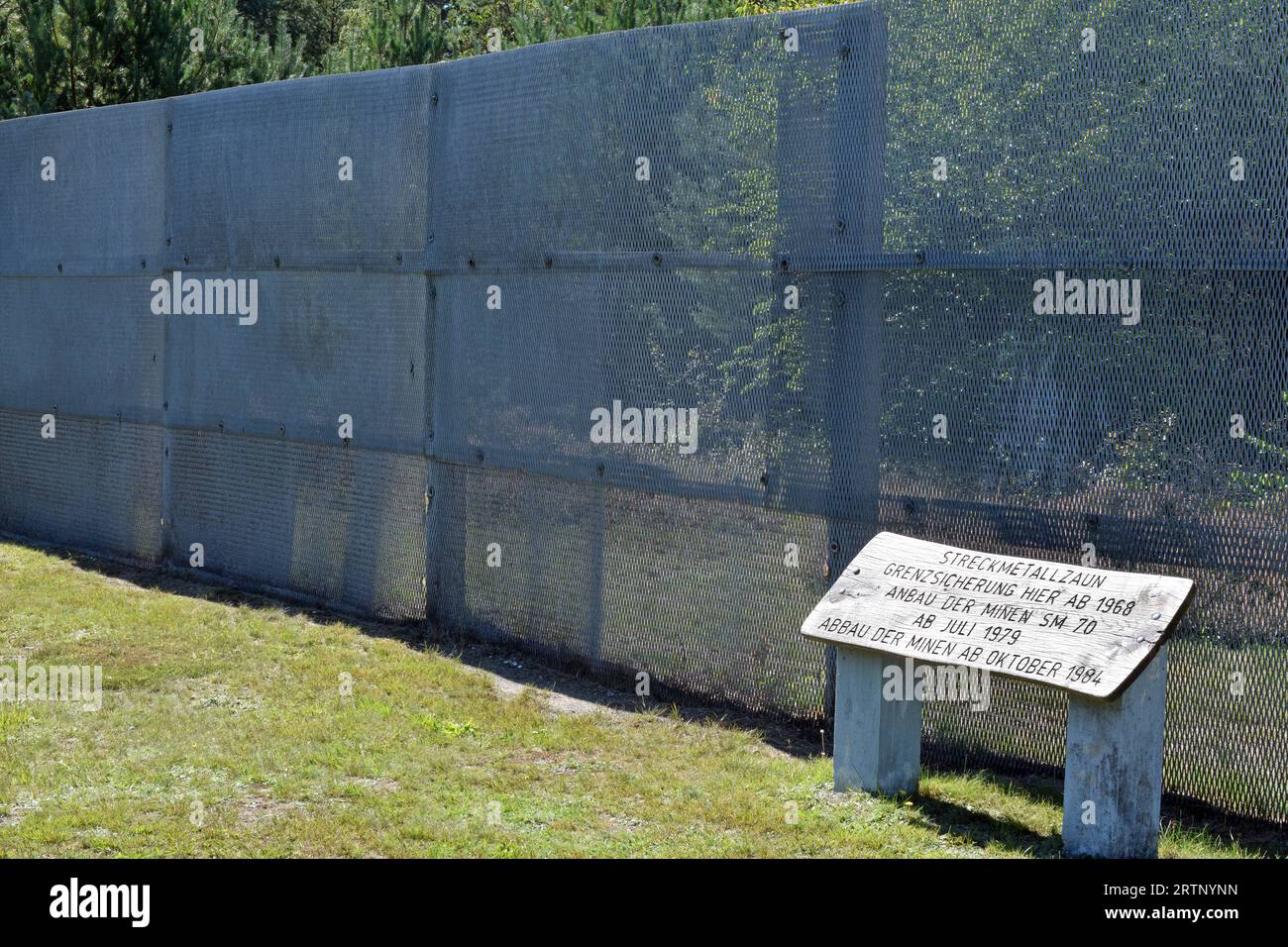 05.09.2023 ehemalige Grenze Deutschland/Sachsen Anhalt/Altmark/Stadt Klötze/Ortsteile Jahrstedt & Böckwitz/ehemalige innerdeutsche Grenze/Grenzdenkmal/Grenzanlage/Grenzsicherung/Streckmetallzaun/ hieran wurden Minen und Selbstschussanlagen SM 70 befestigt/eine Infotafel erklärt die Zeit *** 05 09 2023 ehemalige Grenze Deutschland Sachsen Anhalt Altmark Stadt Klötze Bezirke Jahrstedt Böckwitz ehemaliges innerdeutsches Grenzdenkmal Grenzbefestigung Streckmetallzaunminen und Selbstaufnahmegeräte SM 70 wurden an dieser befestigt. eine Informationstafel erklärt die Zeit Stockfoto