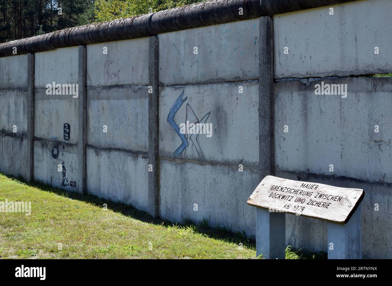 05.09.2023 Grenzdenkmal/Mauer Deutschland/Sachsen Anhalt/Altmark/Stadt Klötze/Ortsteile Jahrstedt & Böckwitz/ehemalige innerdeutsche Grenze/Grenzdenkmal/Grenzmuseum/Grenzanlage/Grenzsicherungsanlage/ ehemalige Mauer zwischen DDR BRD/ zwischen den Orten Böckwitz im Osten und Zicherie im Westen *** 05 09 2023 Grenze Denkmalmauer Deutschland Sachsen Anhalt Altmark Stadt Klötze Bezirke Jahrstedt Böckwitz ehemalige innerdeutsche Grenzdenkmal Grenzmuseum Grenzbefestigung ehemalige Mauer zwischen der DDR-BRD zwischen den Orten Böckwitz im Osten und Zicherie im Westen Stockfoto