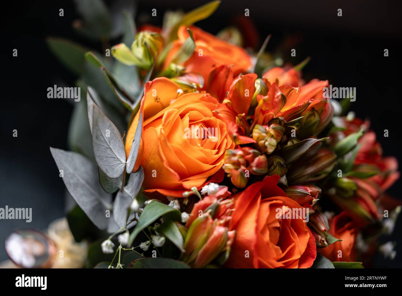 Schöner oranger Hochzeitsrosen-Blumenstrauß für die Braut Stockfoto