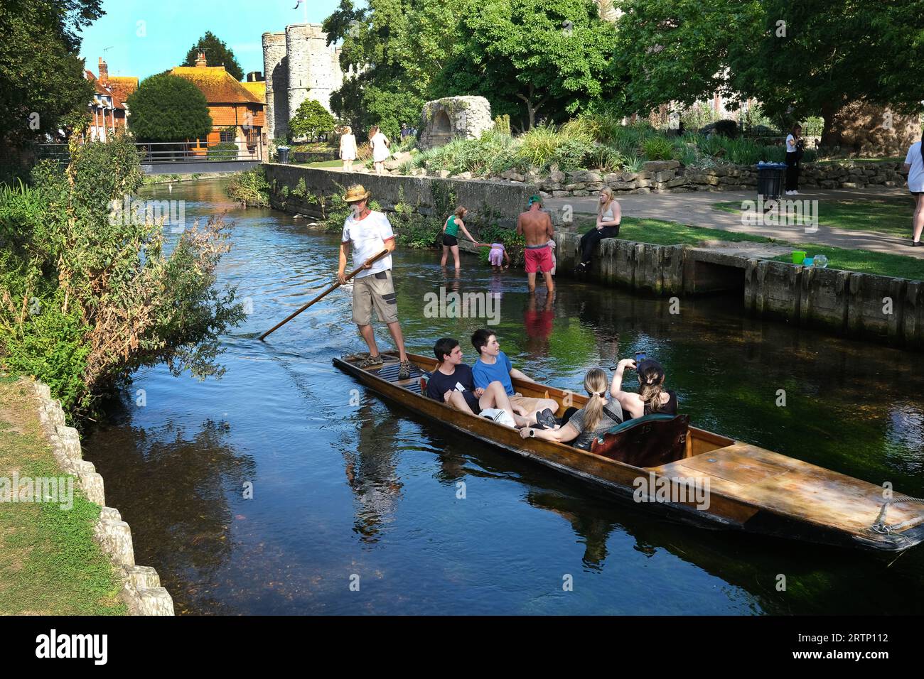 Punting on the River Stour in Canterbury, Kent, Großbritannien. Menschen, die das Sommerwetter auf einem Punt auf dem Fluss stour in der Nähe von Westgate, Canterbury, Kent genießen. Stockfoto