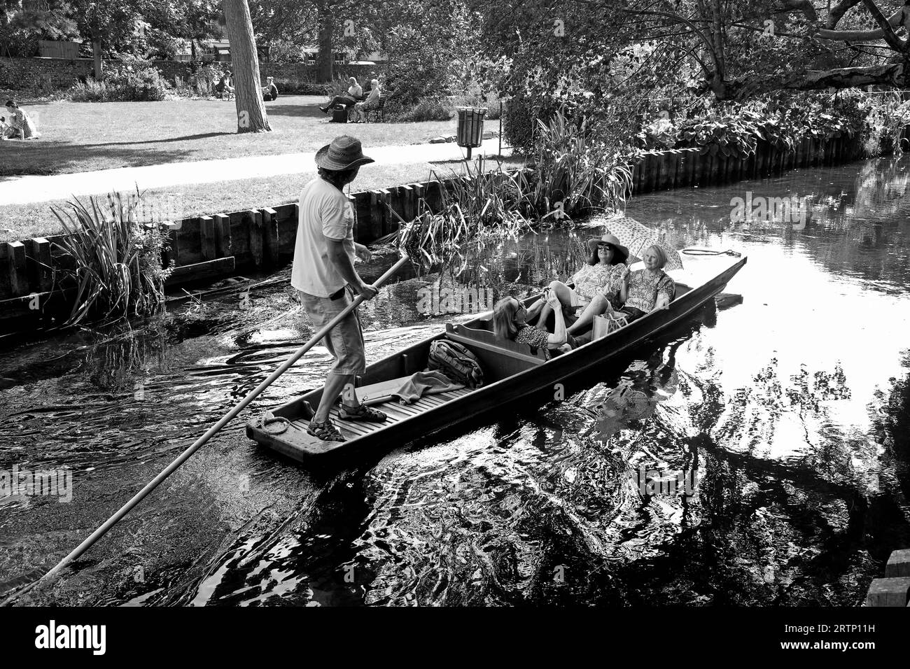 Punting on the River Stour in Canterbury, Kent, Großbritannien. Wer Englands besucht, genießt den Schatten auf dem Fluss stour im Westgat Stockfoto