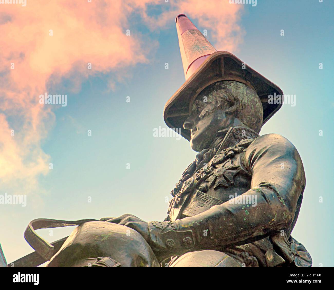 Glasgow, Schottland, Großbritannien. September 2023. Die Statue des Duke of Wellington mit einem lila Verkehrskegel, der darauf sitzt, soll von Fans als OLIVIA Rodrigo und ihrem neuen Album Guts the Ovo Hydro für ihre neue Tour ebenfalls lila beleuchtet worden sein, da es die Hintergrundfarbe ihres Albums ist. Ein besorgniserregender Trend des Missbrauchs des Herzogs für andere Zwecke. Credit Gerard Ferry/Alamy Live News Stockfoto