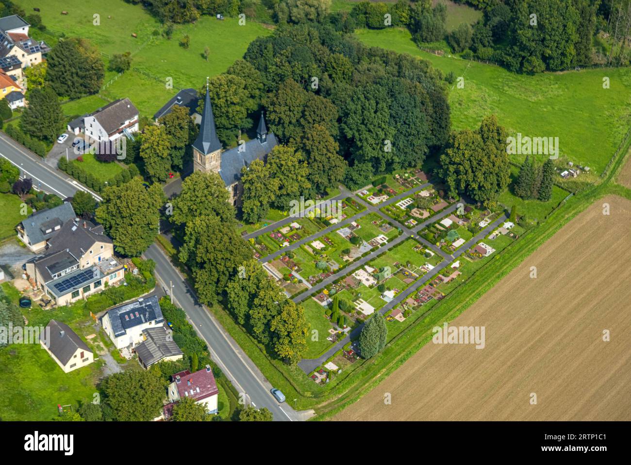 Luftbild, Kath. Kirche St. Agnes und Friedhof Bausenhagen, Fröndenberg