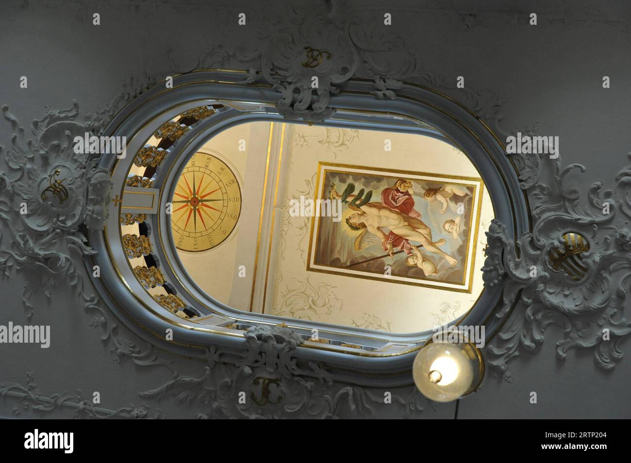 Feature / Symbol: Herzogin-Anna-Amalia-Bibliothek 09/23 thg der Rokosaal der Bibliothek der deutschen Klassik in Weimar im September 2023 Rekonstruktion des 2004 durch den Brand zerstörten Deckengemäldes Genius des Ruhms von Johann-Heinrich Meyer, nach Annibale Carracci Deutschland deutsch deutsche Stadt Kultur Buch Bücher Literatur Sammlung Archiv Museum nationale Forschungs- und Gedenkstätten der klassischen deutschen Literatur in Weimar Goethe-Nationalmuseum Goethe- und Schiller-Archiv Weimarer historischer Ausstellungsraum Regal Bücherregal Regale Bücherregale Gemälde Kunst Büsten S Stockfoto