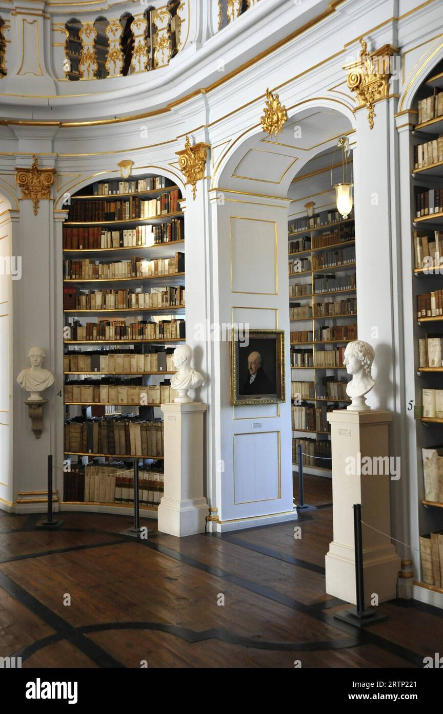 Funktion/Symbol: Herzogin-Anna-Amalia-Bibliothek 09/23 thg der Rokokosaal der Bibliothek der deutschen Klassik in Weimar im September 2023 Deutschland deutsch deutsche Stadt Kultur Buch Bücher Literatur Sammlung Archiv Museum nationale Forschungs- und Gedenkstätten der klassischen deutschen Literatur in Weimar Goethe-Nationalmuseum Goethe- und Schiller-Archiv Weimarer historischer Ausstellungsraum Regal Bücherregal Regale Bücherregale Gemälde Bilder Kunst Büsten Statue Wandverzierungen Wandschmuck antikes Geländer antik Anna Amalia Herzogin Rokoko Saal Antiquitäten deutschland deutsche Bibliothek hoch Stockfoto