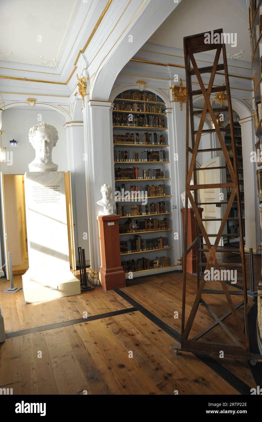 Funktion/Symbol: Herzogin-Anna-Amalia-Bibliothek 09/23 thg der Rokokosaal der Bibliothek der deutschen Klassik in Weimar im September 2023 Deutschland deutsch deutsche Stadt Kultur Buch Bücher Literatur Sammlung Archiv Museum nationale Forschungs- und Gedenkstätten der klassischen deutschen Literatur in Weimar Goethe-Nationalmuseum Goethe- und Schiller-Archiv Weimarer historischer Ausstellungsraum Regal Bücherregal Regale Bücherregale Gemälde Bilder Kunst Büsten Statue Wandverzierungen Wandschmuck antikes Geländer antik Anna Amalia Herzogin Rokoko Saal Antiquitäten deutschland deutsche Bibliothek hoch Stockfoto