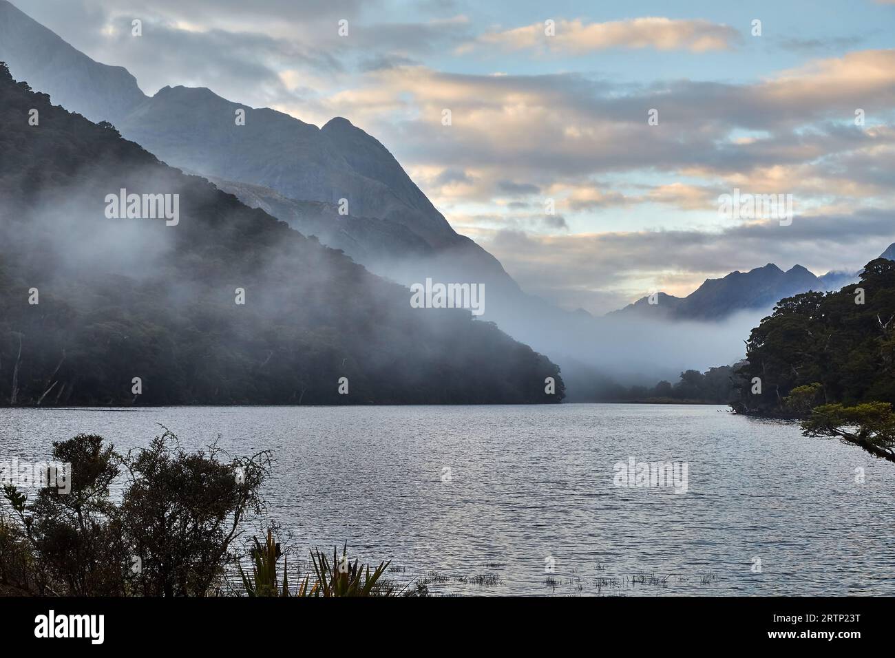 Landschaftlich reizvolle Berglandschaft am See in Neuseeland Stockfoto