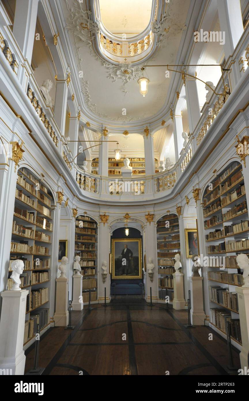 Funktion/Symbol: Herzogin-Anna-Amalia-Bibliothek 09/23 thg der Rokokosaal der Bibliothek der deutschen Klassik in Weimar im September 2023 Deutschland deutsch deutsche Stadt Kultur Buch Bücher Literatur Sammlung Archiv Museum nationale Forschungs- und Gedenkstätten der klassischen deutschen Literatur in Weimar Goethe-Nationalmuseum Goethe- und Schiller-Archiv Weimarer historischer Ausstellungsraum Regal Bücherregal Regale Bücherregale Gemälde Bilder Kunst Büsten Statue Wandverzierungen Wandschmuck antikes Geländer antik Anna Amalia Herzogin Rokoko Saal Antiquitäten deutschland deutsche Bibliothek hoch Stockfoto