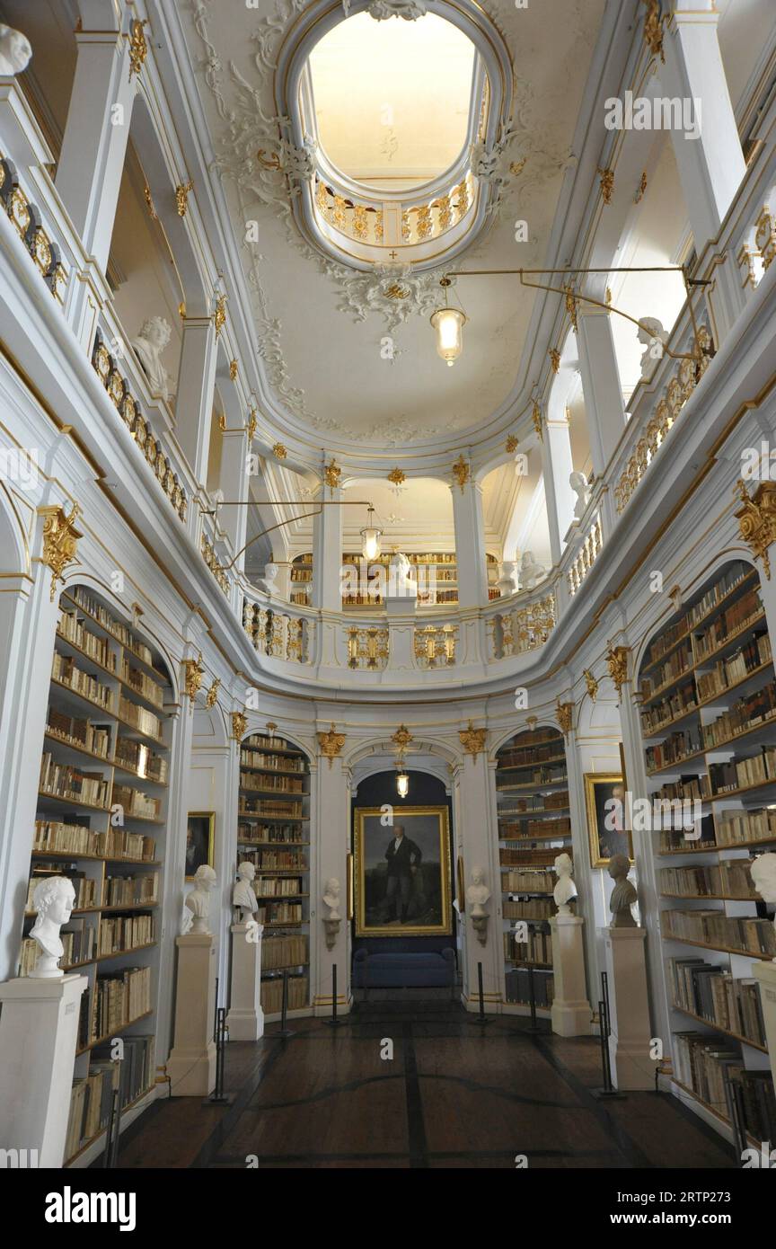 Funktion/Symbol: Herzogin-Anna-Amalia-Bibliothek 09/23 thg der Rokokosaal der Bibliothek der deutschen Klassik in Weimar im September 2023 Deutschland deutsch deutsche Stadt Kultur Buch Bücher Literatur Sammlung Archiv Museum nationale Forschungs- und Gedenkstätten der klassischen deutschen Literatur in Weimar Goethe-Nationalmuseum Goethe- und Schiller-Archiv Weimarer historischer Ausstellungsraum Regal Bücherregal Regale Bücherregale Gemälde Bilder Kunst Büsten Statue Wandverzierungen Wandschmuck antikes Geländer antik Anna Amalia Herzogin Rokoko Saal Antiquitäten deutschland deutsche Bibliothek hoch Stockfoto