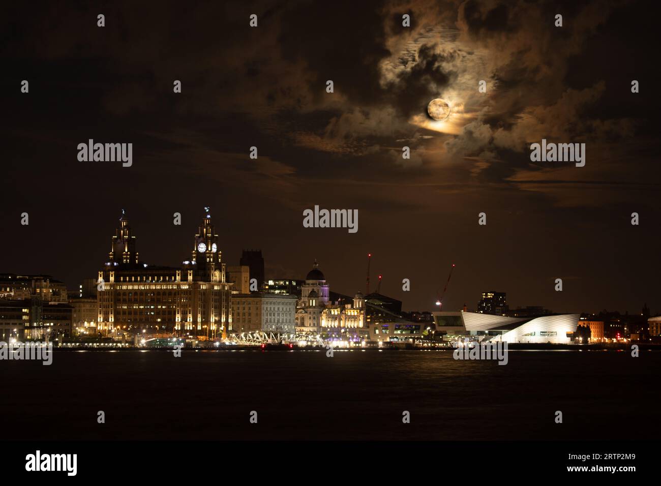 Vollmond über dem Liver Building, Liverpool, England Stockfoto