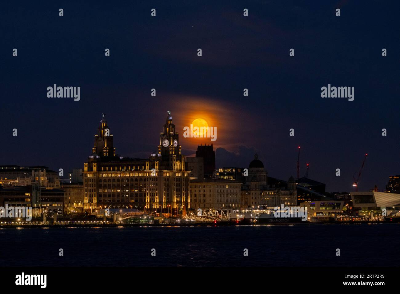 Vollmond über dem Liver Building, Liverpool, England Stockfoto