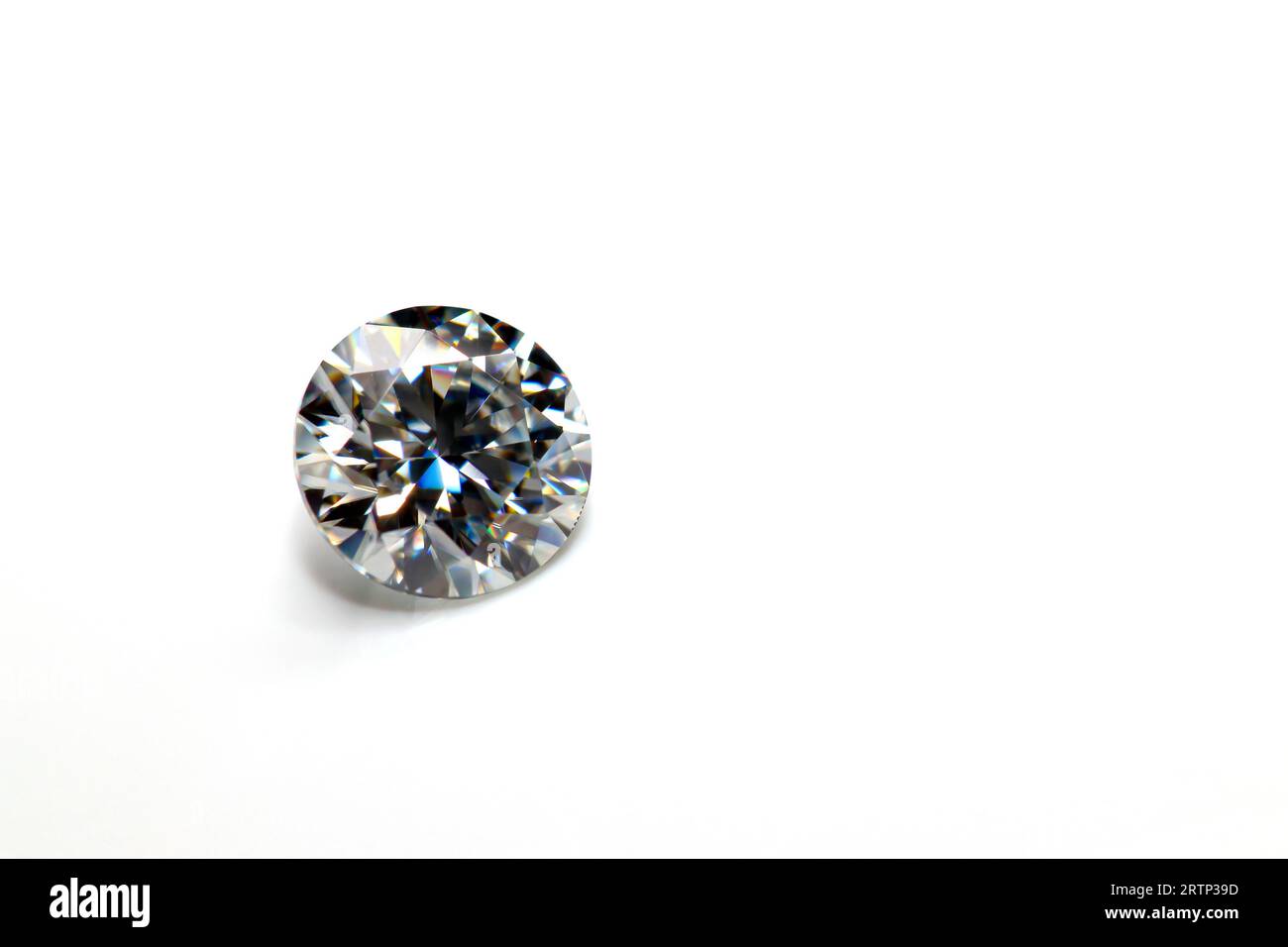 Moissanite-Diamantsimulant auf weißem Hintergrund mit Raum zeigt doppelte Brechungseigenschaft (Foto) Stockfoto