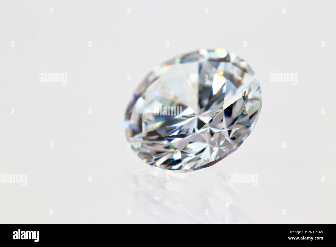 Close rundes Zirkonia-Diamant-Simulant mit rundem Schnitt (CZ) auf weißem Hintergrund (Foto) Stockfoto
