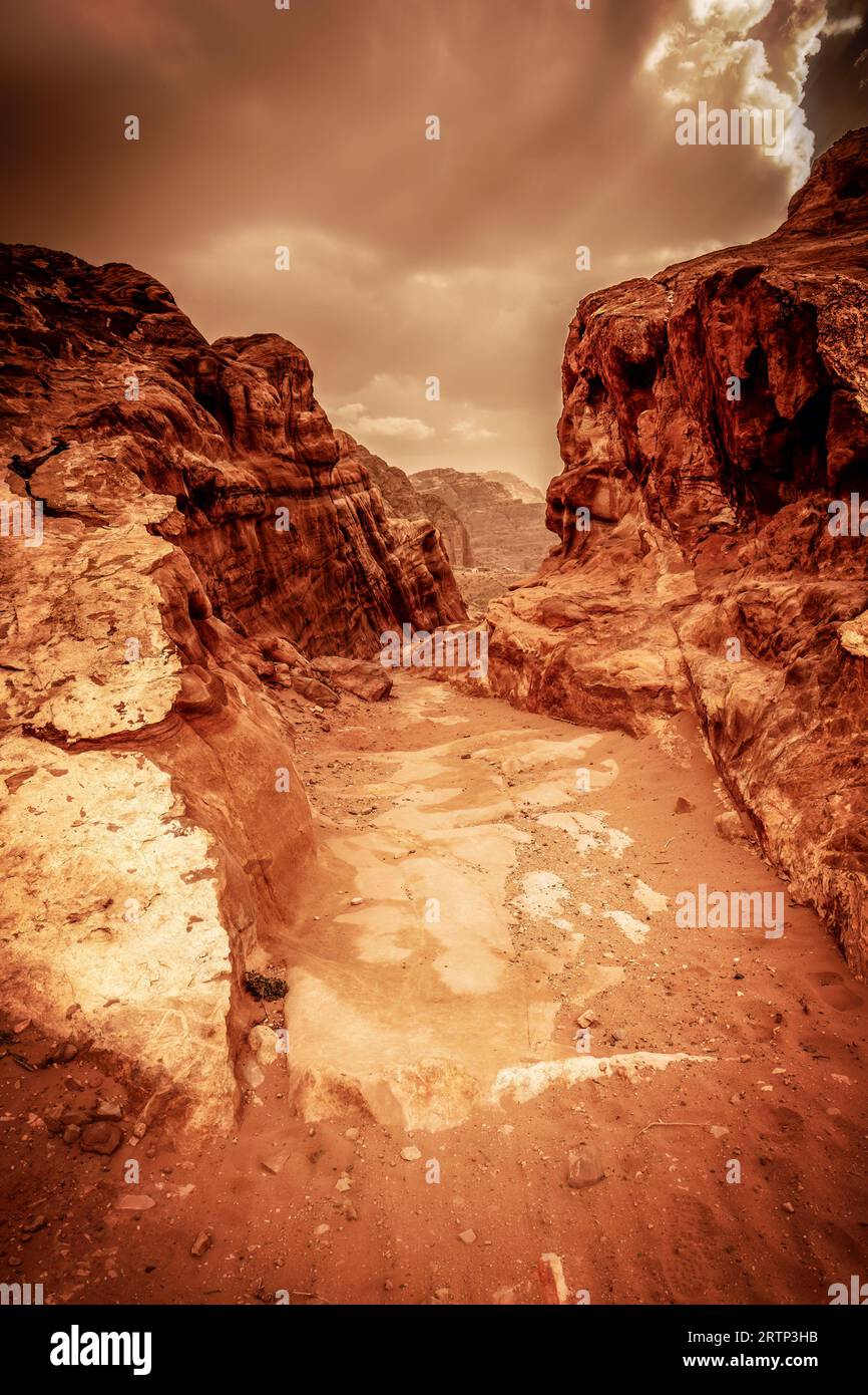 Details zu Felsen und Pfad in der Wüste Wadi Rum in Jordanien Stockfoto