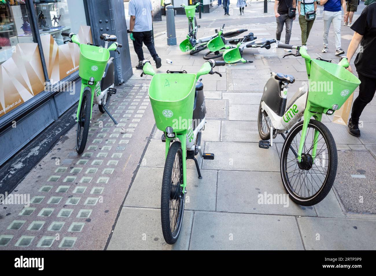 London, Großbritannien. 14. September 2023. Elektrische Mieträder der Firma Lime werden auf der Oxford Street gesehen, die willkürlich geparkt oder entsorgt wird und eine Blockierung auf dem Bürgersteig der früher als Europas belebteste Einkaufsstraße bezeichneten Straße verursacht. Auf der Website von Lime heißt es: „Verantwortungsvolles Parken ist ein wichtiger Teil, um sicherzustellen, dass unser Service für alle funktioniert, die unsere Straßen teilen. Sie sollten Ihr E-Bike niemals in einer Weise lassen, die den Bürgersteig behindert oder Fußgängern, einschließlich Personen mit Behinderungen oder Zugangsbedürfnissen, den Zugang erschwert.“ Quelle: Stephen Chung / Alamy Live News Stockfoto