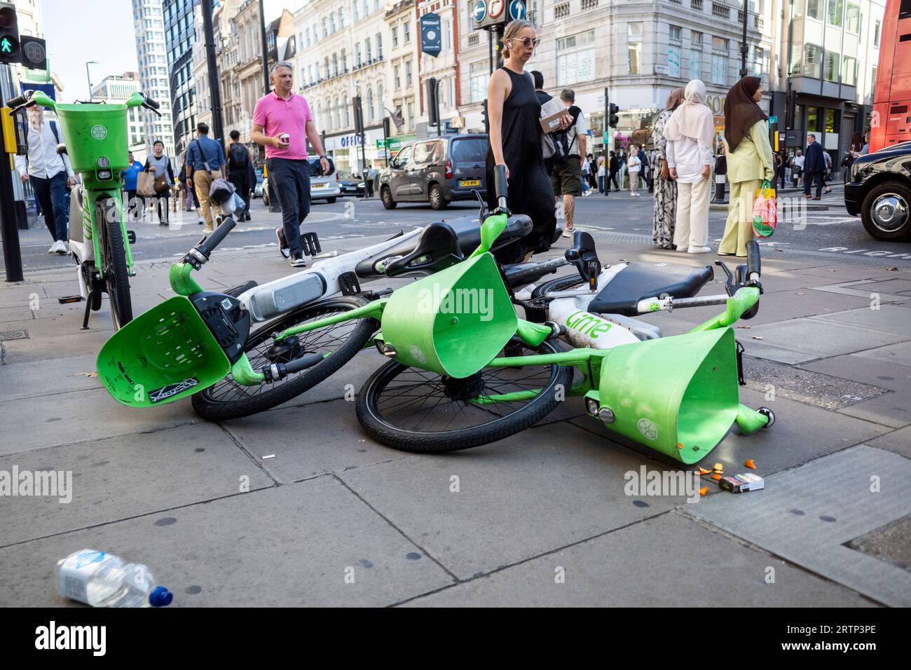 London, Großbritannien. 14. September 2023. Elektrische Mieträder der Firma Lime werden auf der Oxford Street abgesetzt und behindern den Straßenbelag der einst als Europas belebteste Einkaufsstraße bezeichneten Straße. Auf der Website von Lime heißt es: „Verantwortungsvolles Parken ist ein wichtiger Teil, um sicherzustellen, dass unser Service für alle funktioniert, die unsere Straßen teilen. Sie sollten Ihr E-Bike niemals in einer Weise lassen, die den Bürgersteig behindert oder Fußgängern, einschließlich Personen mit Behinderungen oder Zugangsbedürfnissen, den Zugang erschwert.“ Quelle: Stephen Chung / Alamy Live News Stockfoto