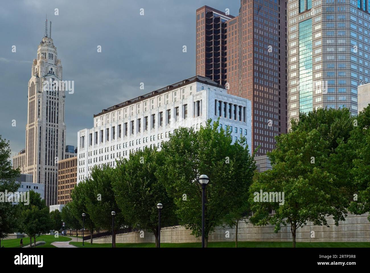 Downtown Columbus, Ohio, vom Scioto Mile Fußweg mit dem Ohio Supreme Court Gebäude in der Mitte Stockfoto