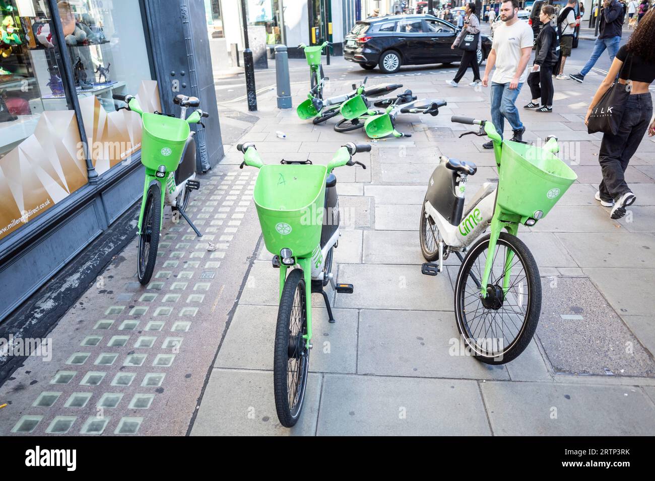 London, Großbritannien. 14. September 2023. Elektrische Mieträder der Firma Lime werden auf der Oxford Street gesehen, die willkürlich geparkt oder entsorgt wird und eine Blockierung auf dem Bürgersteig der früher als Europas belebteste Einkaufsstraße bezeichneten Straße verursacht. Auf der Website von Lime heißt es: „Verantwortungsvolles Parken ist ein wichtiger Teil, um sicherzustellen, dass unser Service für alle funktioniert, die unsere Straßen teilen. Sie sollten Ihr E-Bike niemals in einer Weise lassen, die den Bürgersteig behindert oder Fußgängern, einschließlich Personen mit Behinderungen oder Zugangsbedürfnissen, den Zugang erschwert.“ Quelle: Stephen Chung / Alamy Live News Stockfoto