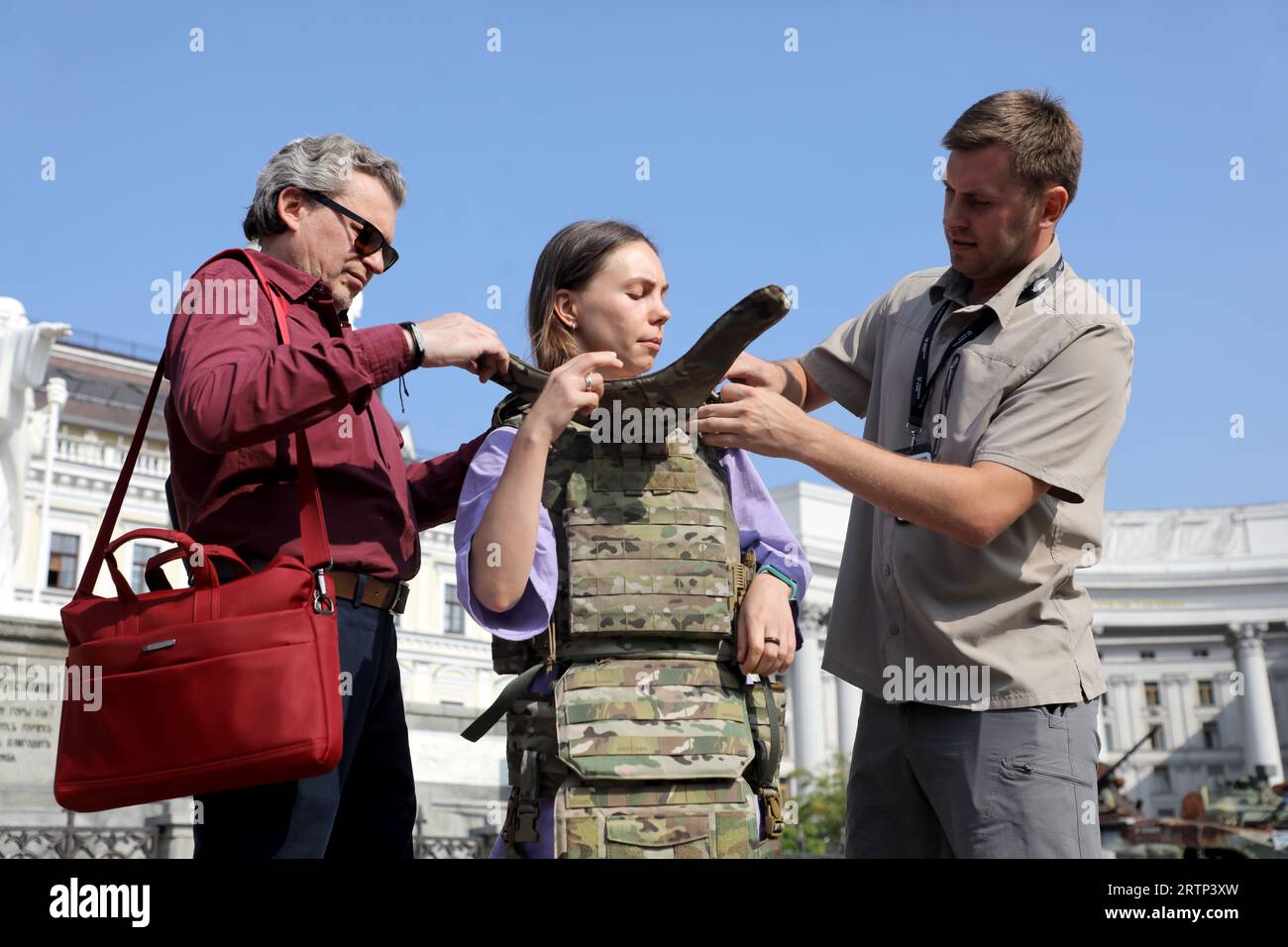 KIEW, UKRAINE - 14. SEPTEMBER 2023 - Eine Frau trägt den ersten ukrainischen anatomischen kugelsicheren Anzug für Frauen am Denkmal der Prinzessin Olga, Sankt Apo Stockfoto