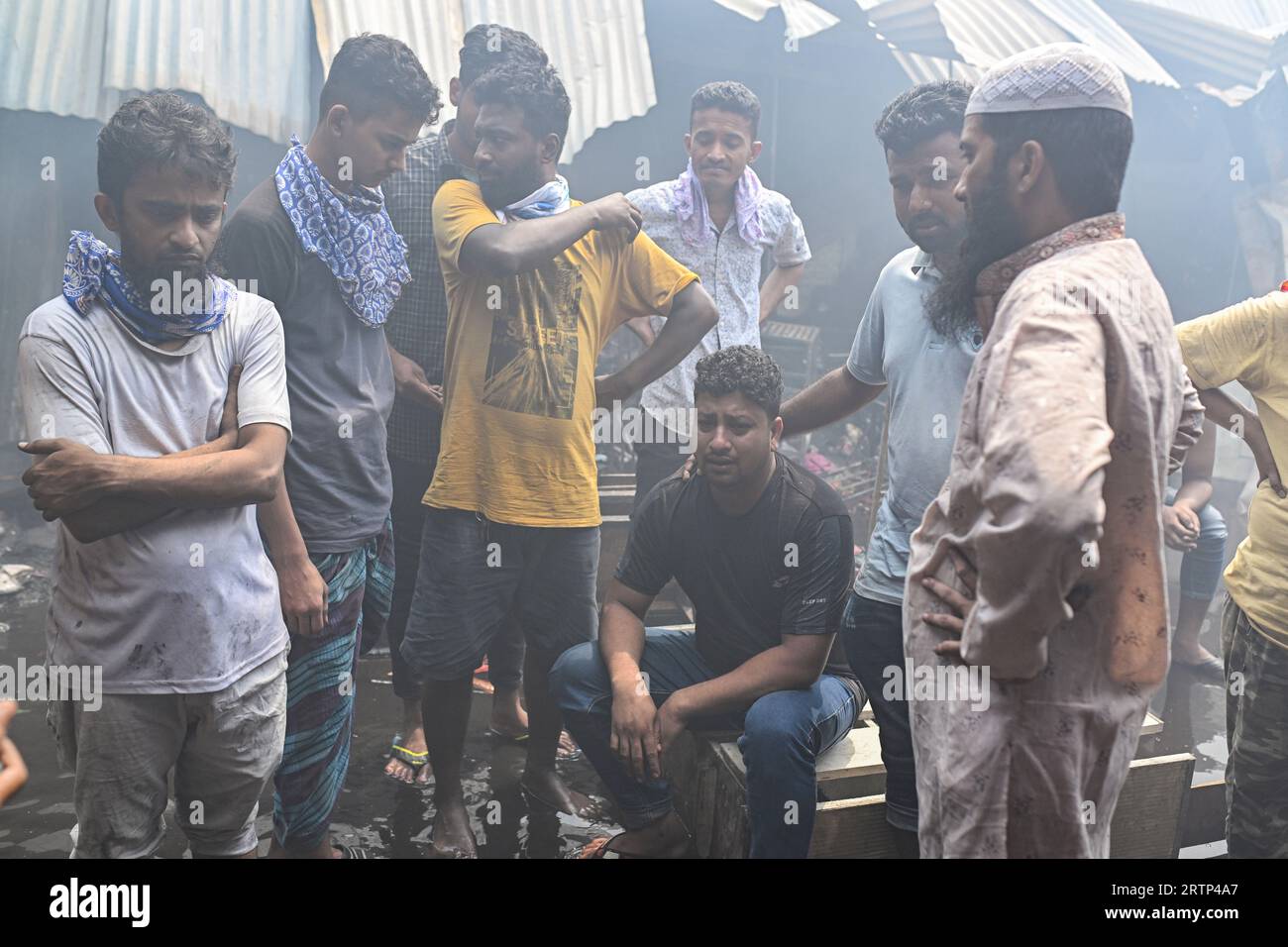 Ladenbesitzer weinen nach einem massiven Brand auf dem Mohammadpur Krishi-Markt in Dhaka. Ein Brand, der am Mohammadpur Krishi-Markt in der Hauptstadt ausbrach, wurde nach fast sechs Stunden unter Kontrolle gebracht. Insgesamt 217 von 317 zugeteilten Geschäften wurden durch das Feuer beschädigt, das den Mohammadpur Krishi-Markt heute Morgen verwüstete, sagte ein Beamter der Dhaka North City Corporation. Mehrere hundert Händler auf dem Mohammadpur Krishi-Markt in Dhaka beklagen, dass sie bei dem massiven Brand heute Morgen Waren im Wert von mehreren CRS Taka verlieren. Stockfoto
