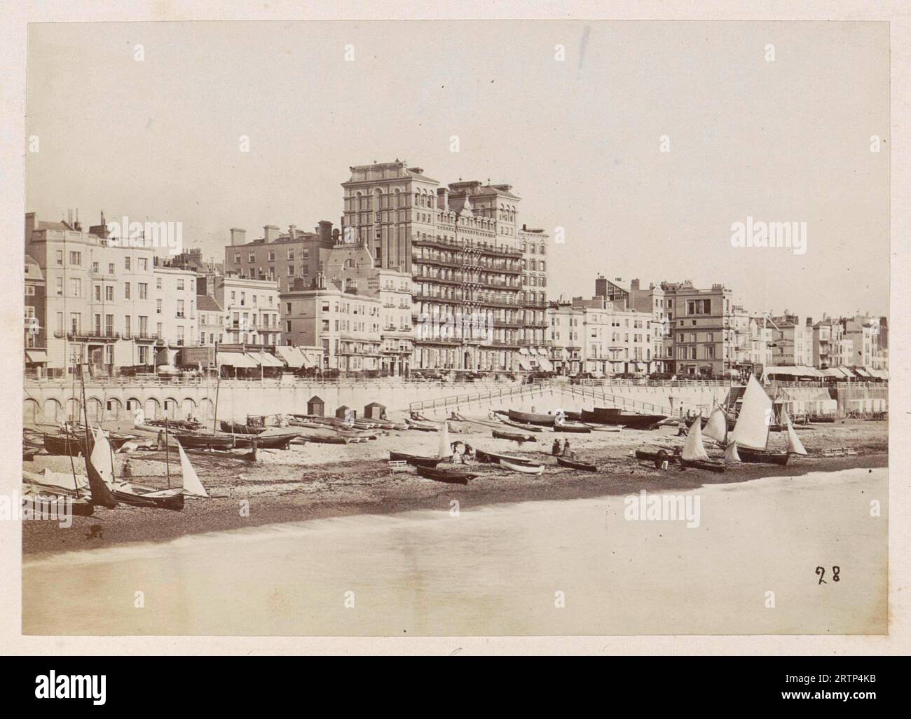 Gebäude einschließlich Grand Hotel und Boote am Brighton Beach, anonym, 1878 - 1890 Stockfoto