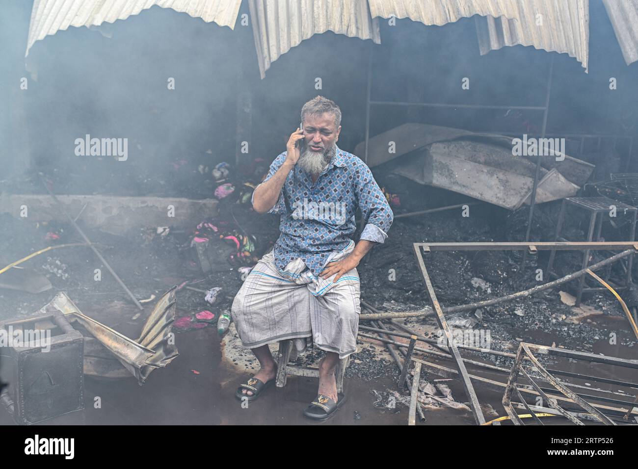 Ein Besitzer des Shops schreit nach einem massiven Brand auf dem Mohammadpur Krishi-Markt in Dhaka. Ein Brand, der am Mohammadpur Krishi-Markt in der Hauptstadt ausbrach, wurde nach fast sechs Stunden unter Kontrolle gebracht. Insgesamt 217 von 317 zugeteilten Geschäften wurden durch das Feuer beschädigt, das den Mohammadpur Krishi-Markt heute Morgen verwüstete, sagte ein Beamter der Dhaka North City Corporation. Mehrere hundert Händler auf dem Mohammadpur Krishi-Markt in Dhaka beklagen, dass sie bei dem massiven Brand heute Morgen Waren im Wert von mehreren CRS Taka verlieren. (Foto von Zabed Hasnain Chowdhury/SOPA Images Stockfoto