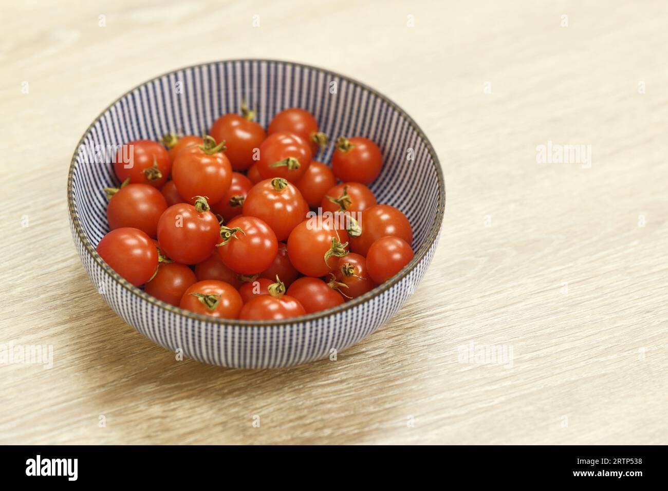 Eine Schüssel mit hausgemachten Tomaten in einer Schüssel die Tomaten sind verschiedene Sorten Stockfoto
