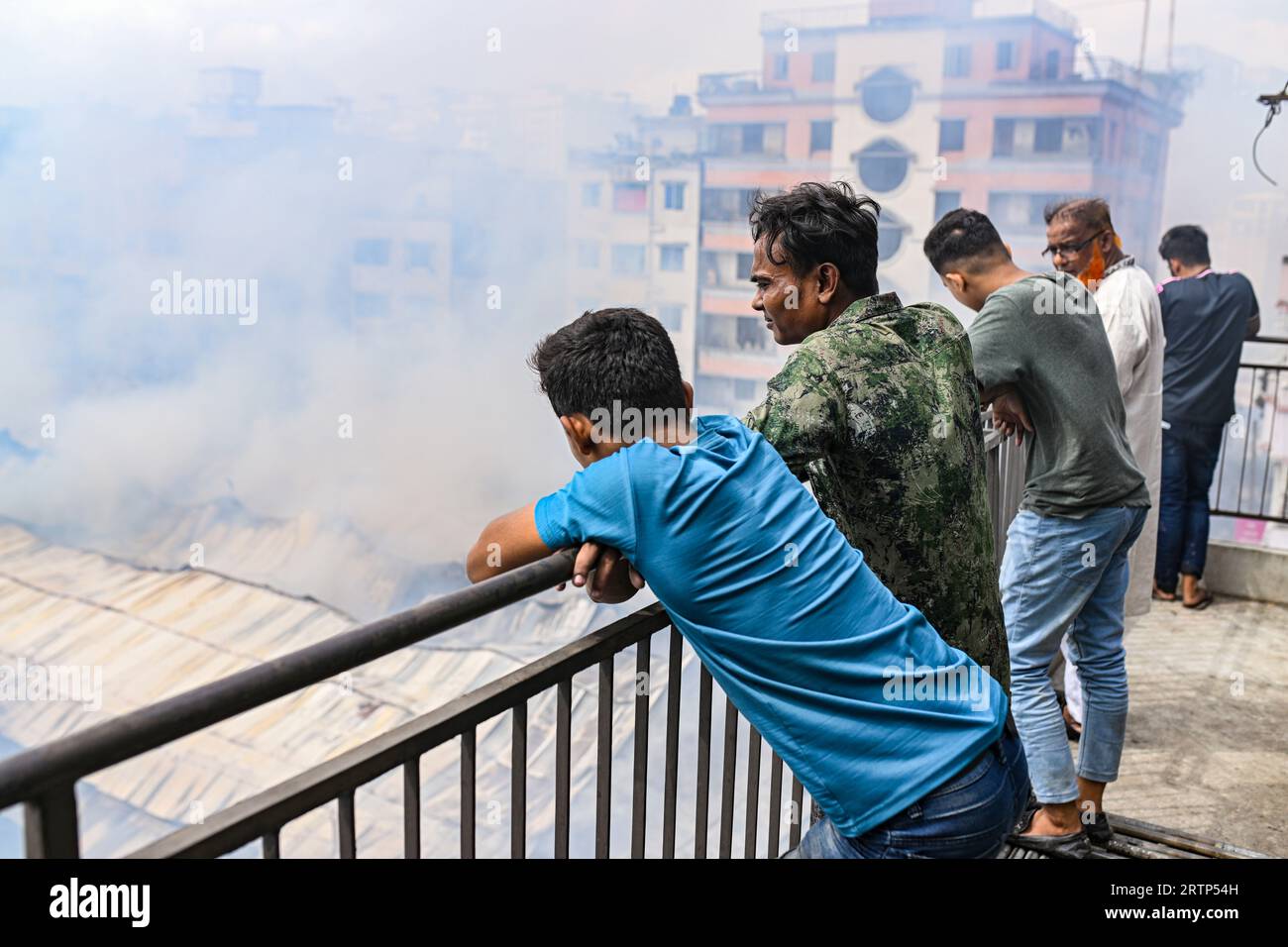 Rauch füllt die Luft, nachdem ein massiver Brand ausgebrochen ist, auf dem Mohammadpur Krishi-Markt in Dhaka. Ein Brand, der am Mohammadpur Krishi-Markt in der Hauptstadt ausbrach, wurde nach fast sechs Stunden unter Kontrolle gebracht. Insgesamt 217 von 317 zugeteilten Geschäften wurden durch das Feuer beschädigt, das den Mohammadpur Krishi-Markt heute Morgen verwüstete, sagte ein Beamter der Dhaka North City Corporation. Mehrere hundert Händler auf dem Mohammadpur Krishi-Markt in Dhaka beklagen, dass sie bei dem massiven Brand heute Morgen Waren im Wert von mehreren CRS Taka verlieren. (Foto: Zabed Hasnain Chowdhury/SOPA Images/SIP Stockfoto