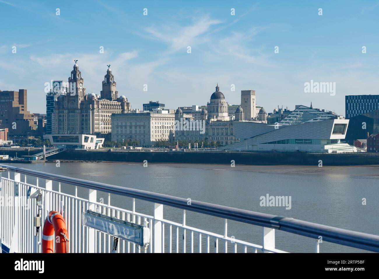 Skyline im Stadtzentrum von Liverpool von einer Passagierfähre auf dem Mersey Stockfoto