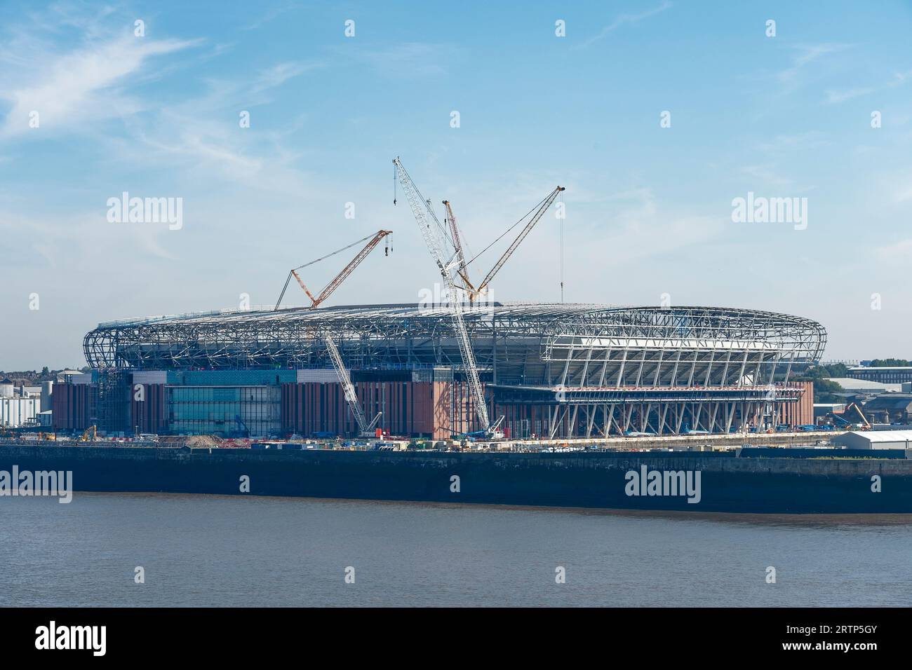 Das neue Stadion für den Everton Football Club in Liverpool mit Goodison Park im Hintergrund wird gebaut Stockfoto