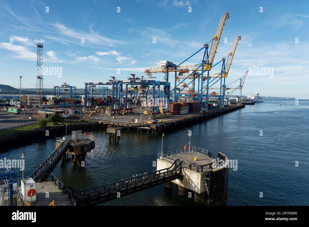 Schiff zu Containerkranen an Land in den Hafendocks von Belfast in Nordirland, Vereinigtes Königreich Stockfoto