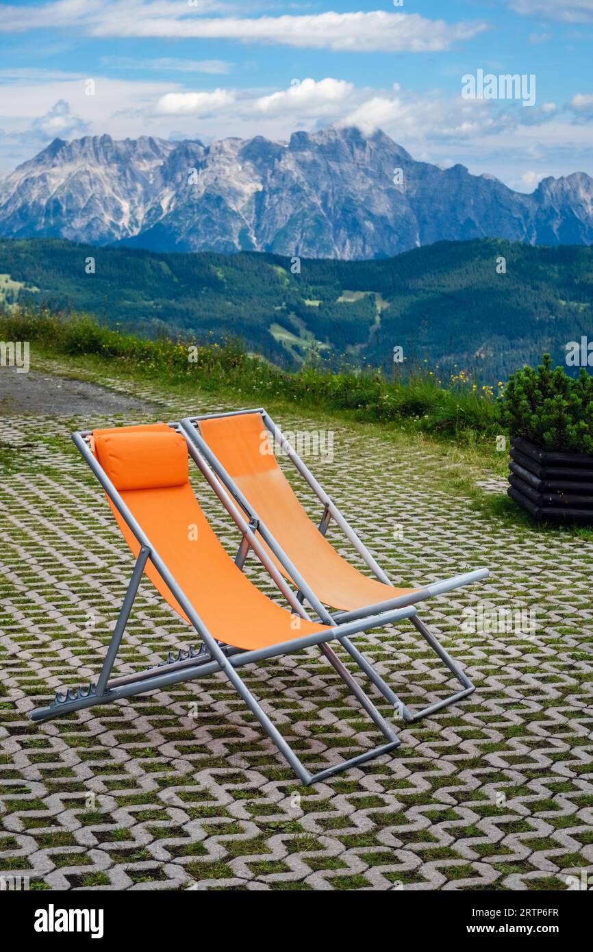 Zwei leere Liegestühle in einem Bergrestaurant, Schmittenhohe, Zell am See, Salzburgerland, Österreich Stockfoto