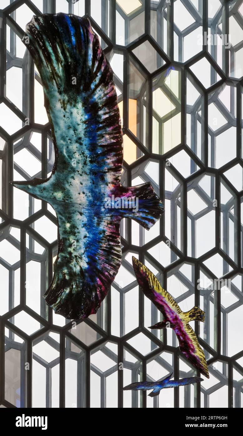 Fliegende Vogelglas-Skulptur in der Harpa Concert Hall in Reykjavik, Island Stockfoto