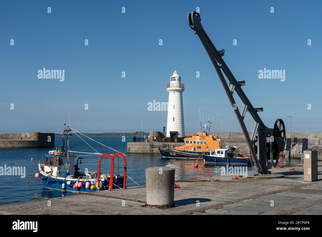 Der Leuchtturm und das RNLI-Rettungsboot im Hafen von Donaghadee County in Nordirland Stockfoto