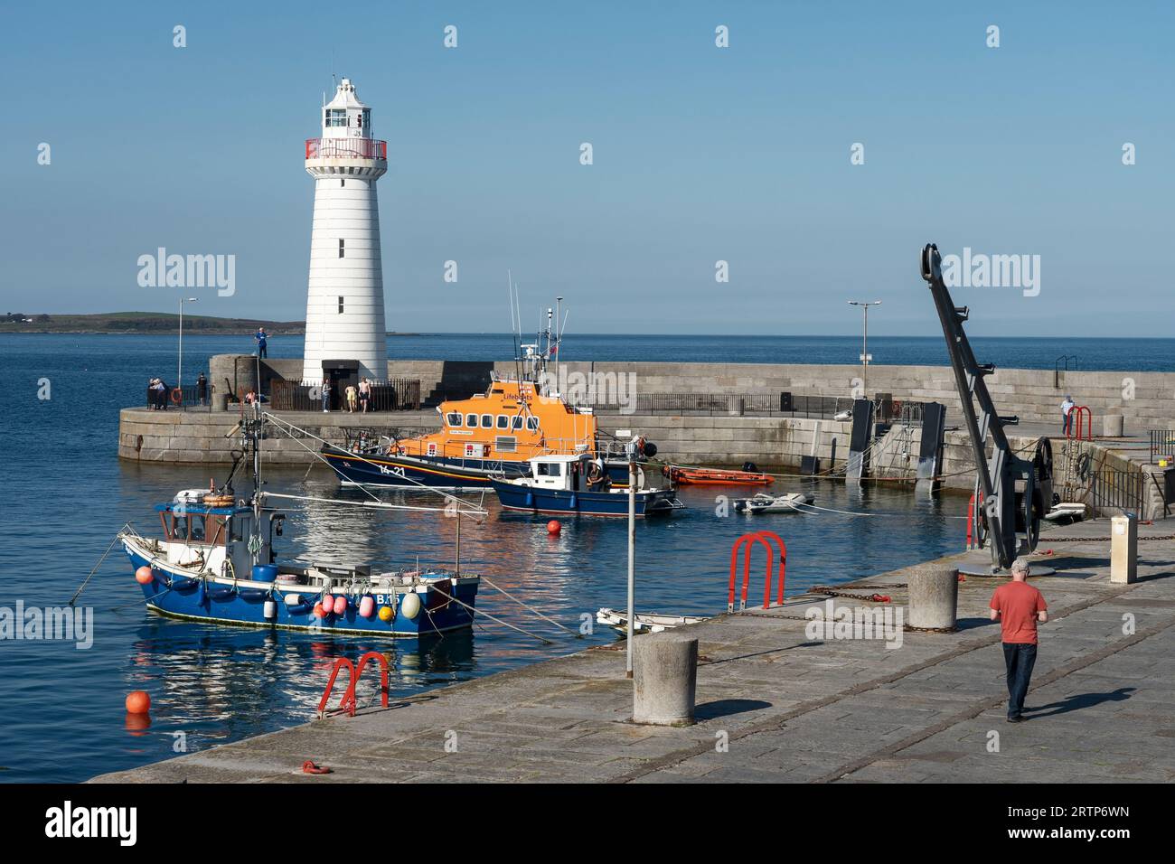 Der Leuchtturm und das RNLI-Rettungsboot im Hafen von Donaghadee County in Nordirland Stockfoto