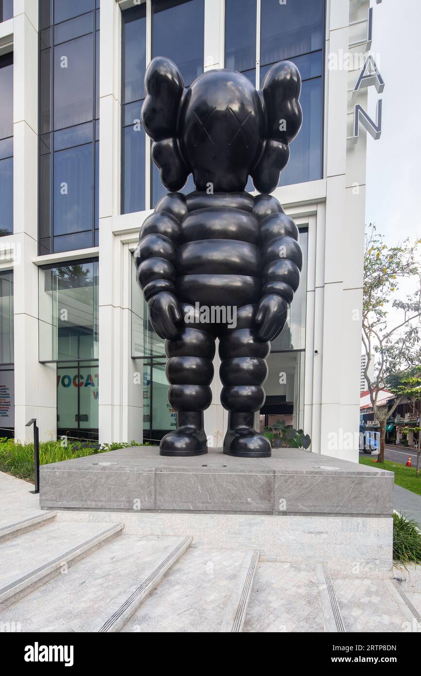 Ein Frontalblick auf die schwarze KAWS-Skulptur, die 6 m hoch vor einem Hotel in Singapur steht. Stockfoto