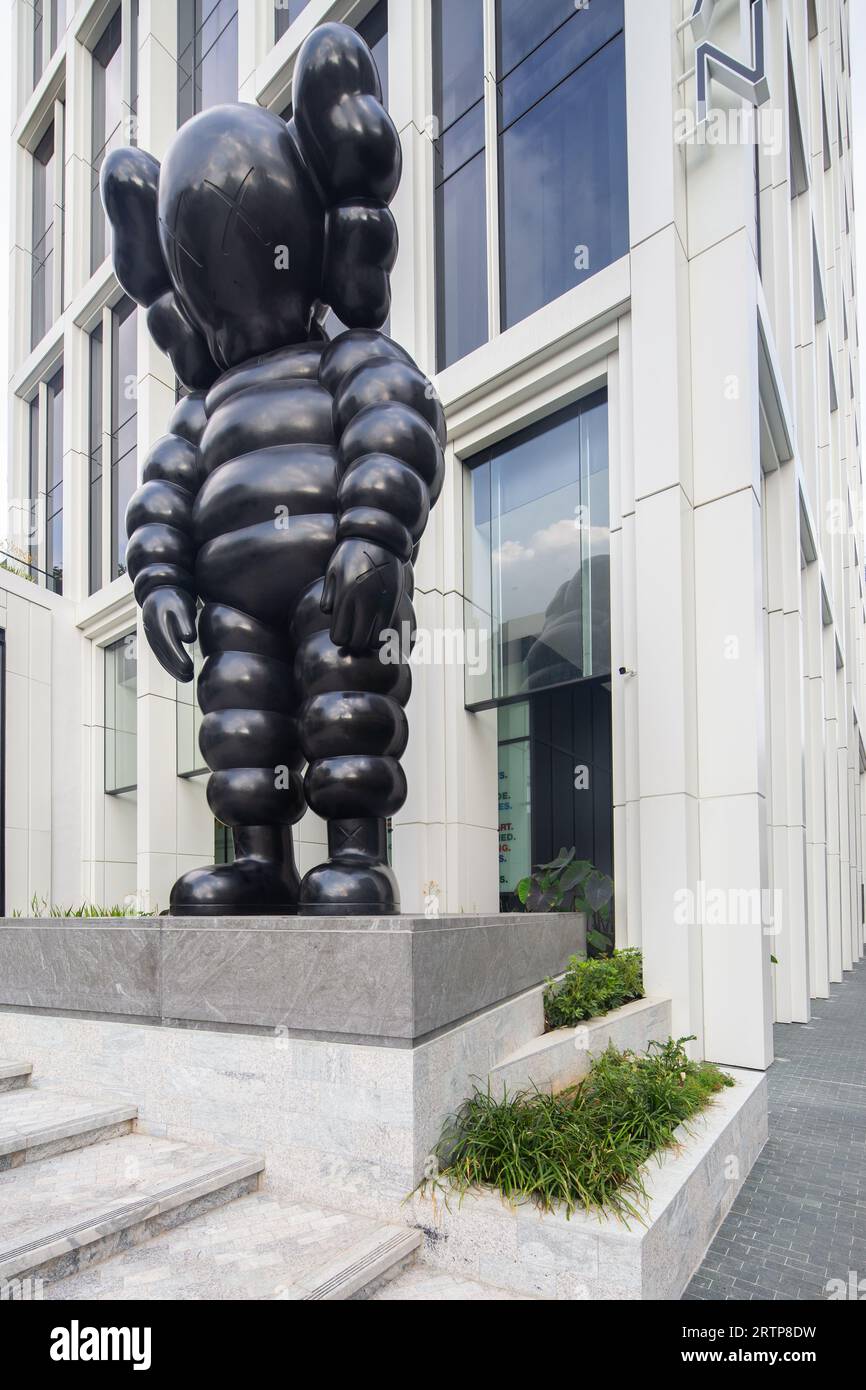 DIE Skulpturen von KAWS werden in einer Außenumgebung ausgestellt, um sich mit der Gemeinde und dem Tourismus zu beschäftigen. Singapur. Stockfoto