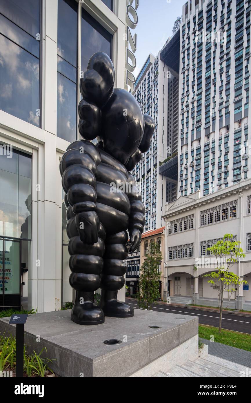 KAWS Skulptur What Party steht hoch im Duxton Gebiet, Singapur. Stockfoto