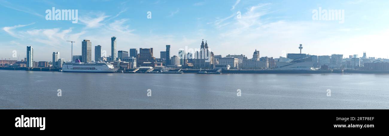 Liverpool City Centre Panorama Skyline über den Fluss Mersey Stockfoto