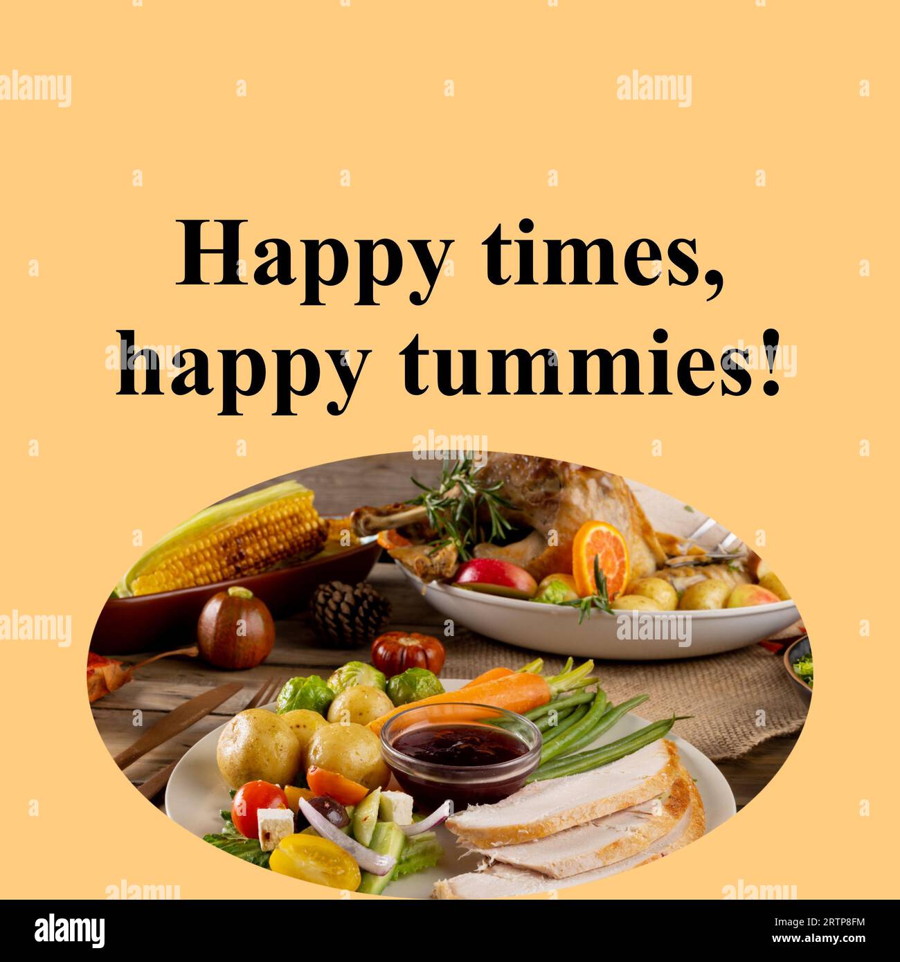 Happy Times, Happy Tummies Text auf Orange mit Thanksgiving Dinner auf dem Tisch Stockfoto