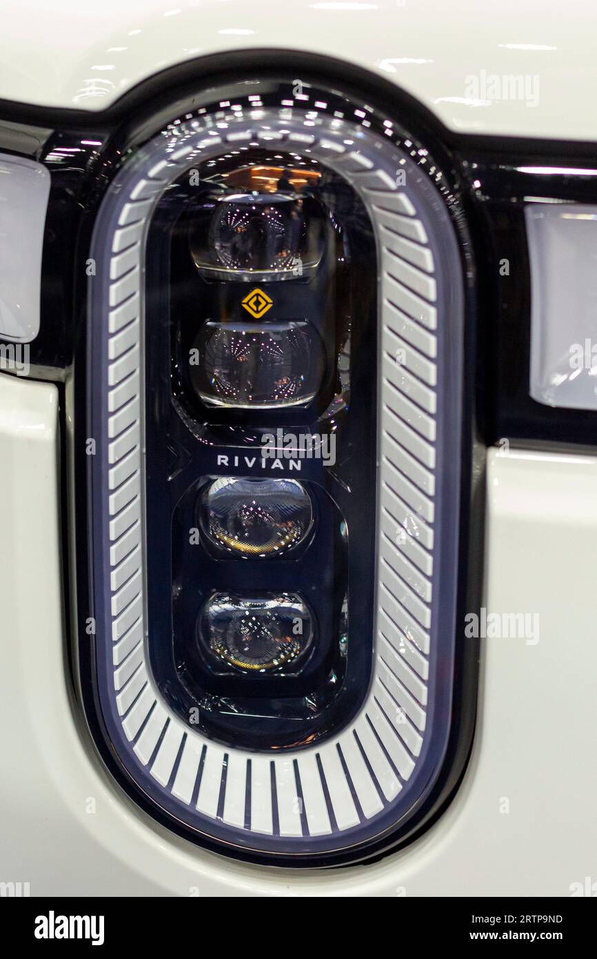 Detroit, Michigan, USA. September 2023. Ein Scheinwerfer des Elektrofahrzeugs Rivian R1S auf der North American International Auto Show. Quelle: Jim West/Alamy Live News Stockfoto